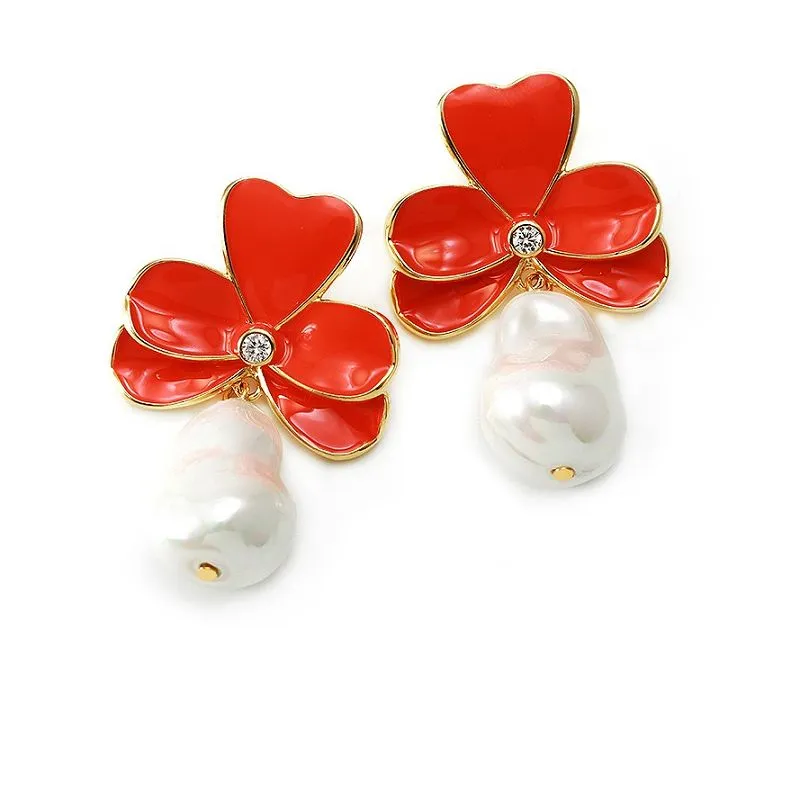 مد گوشواره میناکاری شده سفید