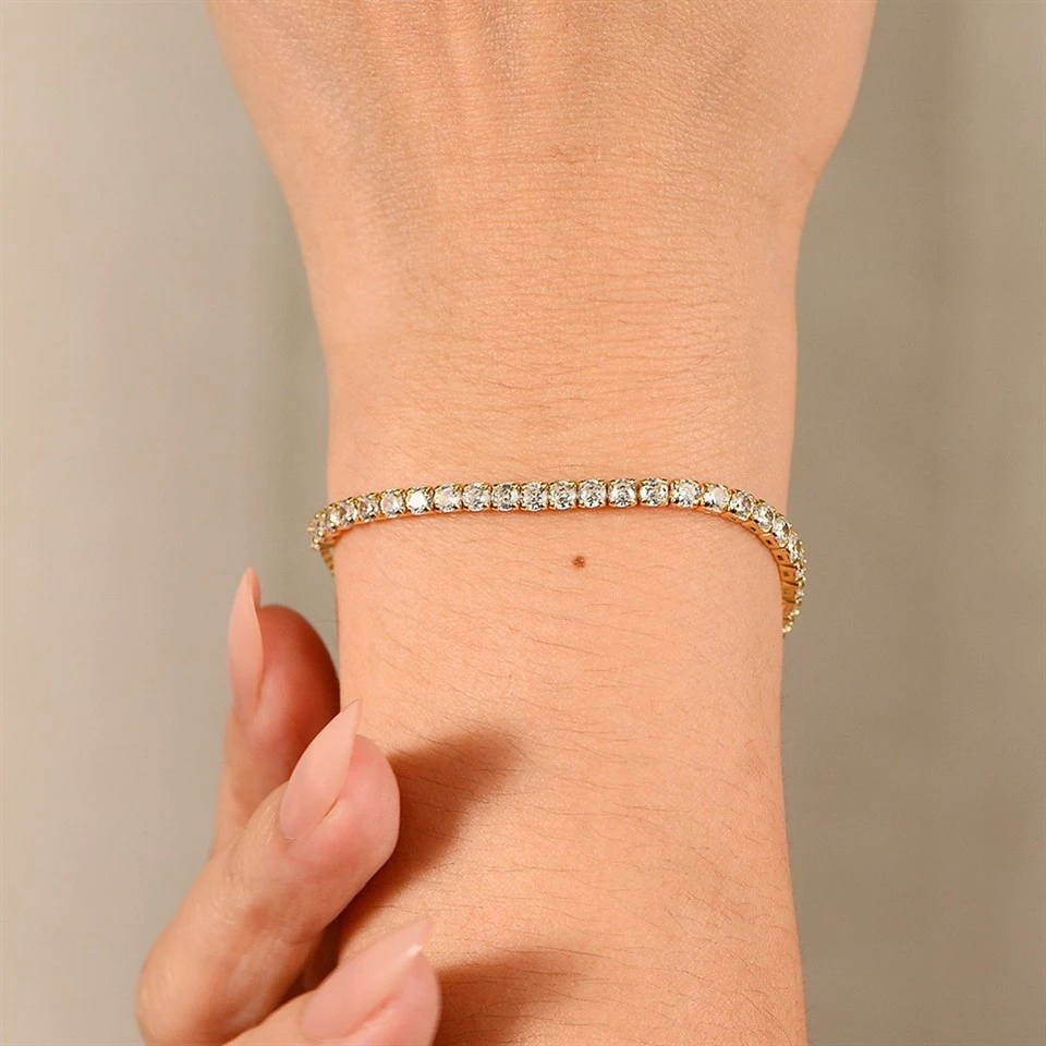 tennis_bracelet_on_hand_style.jpg